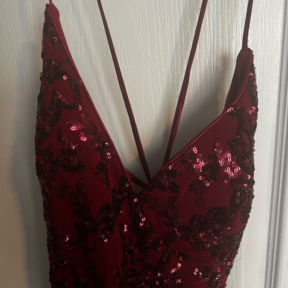 Beautiful brunch / crimson appliqué backless long gown